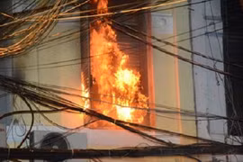 Cháy dữ dội ở Sài Gòn, bé gái hai tuổi tử vong