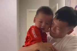 Tuyển thủ Việt Nam quá bảnh bao, con trai không nhận ra bố