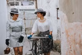 Cặp mẫu song sinh U40 khiến người đối diện không thể rời mắt 