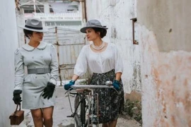 Cặp mẫu song sinh U40 khiến người đối diện không thể rời mắt 