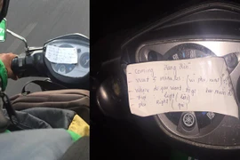 Mảnh giấy dán đầu xe Grab, người đi đường tò mò về nội dung ghi trong đó