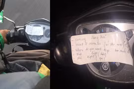 Mảnh giấy dán đầu xe Grab, người đi đường tò mò về nội dung ghi trong đó