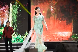 Á hậu Thùy Dung tiết lộ từng phục vụ quán cà phê