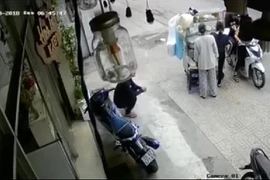 Video: Chị em trổ tài bắt cướp không kém hiệp sĩ nam