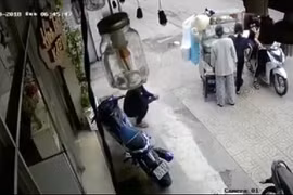 Video: Chị em trổ tài bắt cướp không kém hiệp sĩ nam