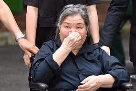 Cô giáo 92 tuổi ngồi xe lăn đến tiễn đưa học trò Nguyễn Phú Trọng