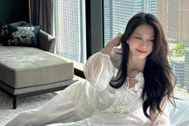 Khoe ảnh "giường chiếu", Lê Bống nhận về vô vàn lời khen từ netizen 