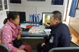 Nhóm lừa đảo đem "tiền âm phủ" gửi NH rồi rút tiền thật ở ATM