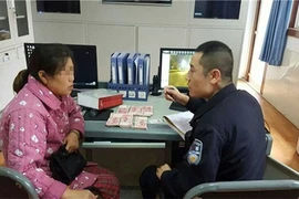 Nhóm lừa đảo đem "tiền âm phủ" gửi NH rồi rút tiền thật ở ATM