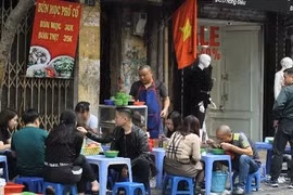 Mùng 2 Tết, hàng ăn vỉa hè Hà Nội tăng giá vẫn đắt khách