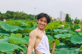 "Cười ngất" nam sinh mặc yếm khoe lưng trần tạo dáng "xinh đẹp" bên hồ sen