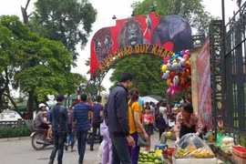 Người dân Hà Nội đổ đến các địa điểm hot giải trí ngày Tết