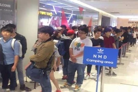 Thức xuyên đêm săn giày hiệu: Giới trẻ đang sống ảo, phù phiếm?