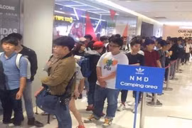 Thức xuyên đêm săn giày hiệu: Giới trẻ đang sống ảo, phù phiếm?