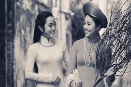 Bộ ảnh chơi Tết đen trắng của hai nữ cảnh sát