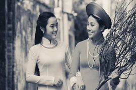 Bộ ảnh chơi Tết đen trắng của hai nữ cảnh sát