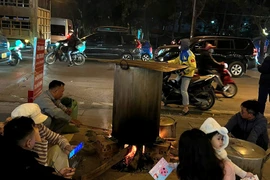 Dân chung cư “lên lửa” luộc bánh chưng, ấm lòng tình làng nghĩa xóm