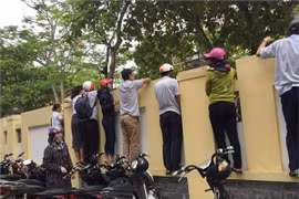 Ảnh: Phụ huynh sĩ tử lo lắng thấp thỏm chờ con thi lớp 10