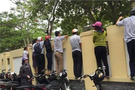 Ảnh: Phụ huynh sĩ tử lo lắng thấp thỏm chờ con thi lớp 10