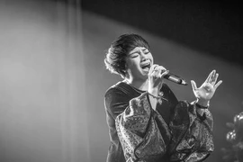 Ca sĩ Ngọc Khuê xuất hiện lạ lẫm ở trời Âu