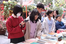 Phố sách Hà Nội thu hút đọc giả mùng 5 Tết