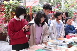 Phố sách Hà Nội thu hút đọc giả mùng 5 Tết