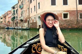 Phía sau cuộc sống đáng ngưỡng mộ của nữ MC Khánh Vy