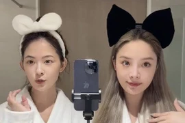 Selfie cùng con gái, bà mẹ U50 “gây sốt” vì ngoại hình hack tuổi