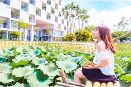 Khám phá hồ sen trong khuôn viên trường đại học 5 sao tại Hà Nội