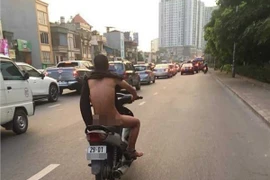 Nắng nóng đỉnh điểm, xuất hiện người đàn ông trần truồng chạy xe ngoài đường