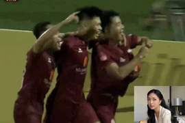 Hà Đức Chinh ăn mừng kiểu bụng bầu, vợ hot girl có "cậu rồng"?