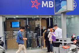 Chuyển đổi số, cây ATM hiếm hoi ở Hà Nội đông đúc ngày cận Tết