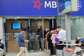 Chuyển đổi số, cây ATM hiếm hoi ở Hà Nội đông đúc ngày cận Tết