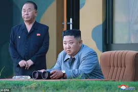 Công bố loạt ảnh Kim Jong Un giám sát phóng tên lửa