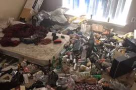 Choáng toàn tập khi bước chân vào phòng trọ mà ngỡ như lạc trong "bãi rác"