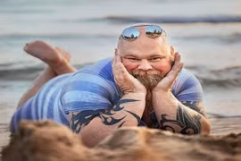 Đau bụng cười với ông bố bụng bia tạo dáng “thần thái” trên bãi biển