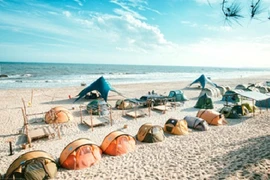 Thiên đường cắm trại biển thu hút giới trẻ Việt