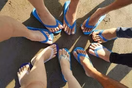 Dép đồng phục, hot trend mới của dân mạng năm 2018