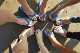 Dép đồng phục, hot trend mới của dân mạng năm 2018