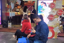 Các tiệm vàng đông nghịt người mua 