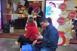 Các tiệm vàng đông nghịt người mua 