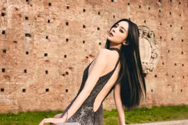 "Mỹ nhân Tân Cương" khoe lưng trần khiến netizen phải vào "xin vía"