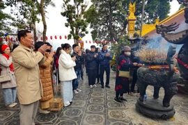 Người dân Hà Nội nô nức đi lễ chùa ngày mùng 1 Tết Ất Tỵ