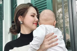 "Đầu bù tóc rối" chăm con, phu nhân tập đoàn nghìn tỷ vẫn đẹp