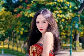 Điều ít biết về "cô giáo dạy nhảy hot nhất TikTok" 
