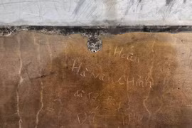 Phẫn nộ với vết bậy chi chít trên đỉnh Fansipan 