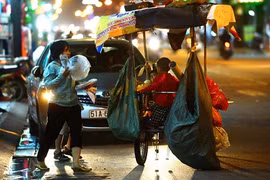 Xúc động người mẹ chở 3 con trai đi nhặt ve chai mưu sinh