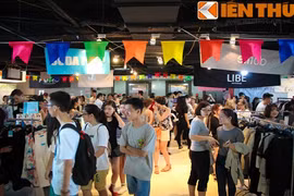 Giới trẻ Hà Nội thỏa thích mua sắm cuối tuần tại New District