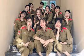Đi học quân sự, dàn gái xinh ĐH Mở lộ sắc vóc "tuyệt trần"