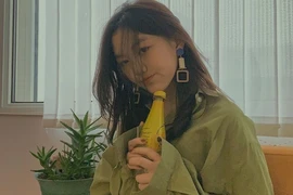 Cô gái bị hở hàm ếch thần thái ngời ngời, hóa ra thừa hưởng gen từ người "này"